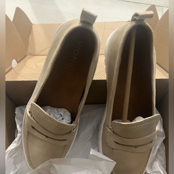 New $135 Vionic Uptown Penny Loafer gold shimmer leather 8.5 40 - Picture 9 of 11